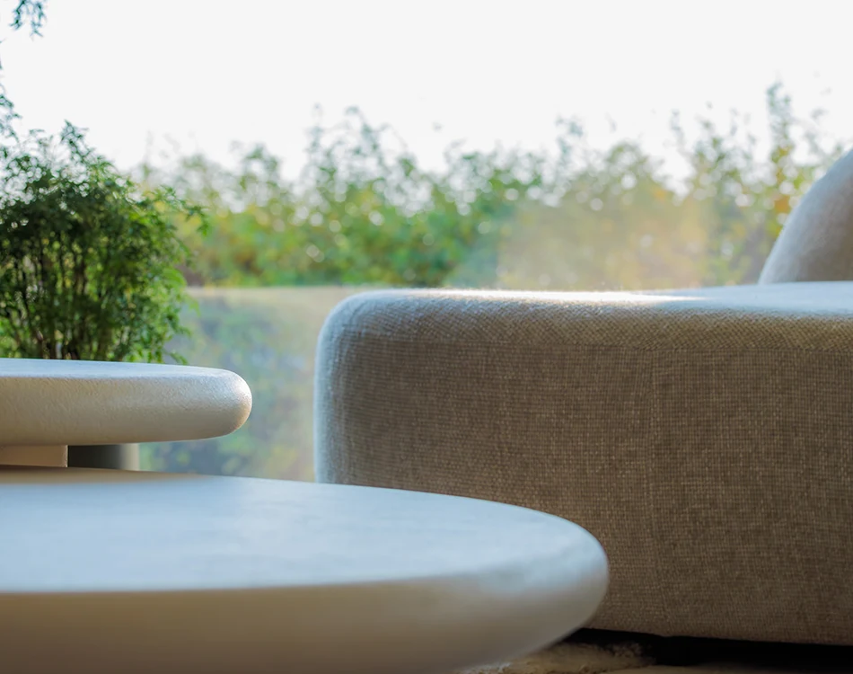 Detailfoto van woonkamer zetel en salontafel